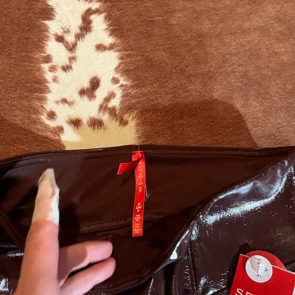 Spanx new with tag faux leather Ruby red high rise legging
Size small - Picture 6 of 8